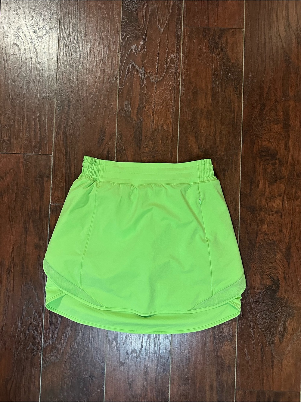 Lululemon Hotty Hot Size 6 High-Rise Skirt
* Long Scream Green Light